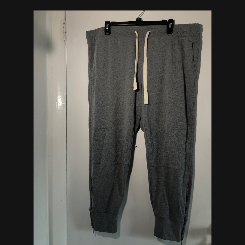 Sweatpants with zipper on the bottom sides.